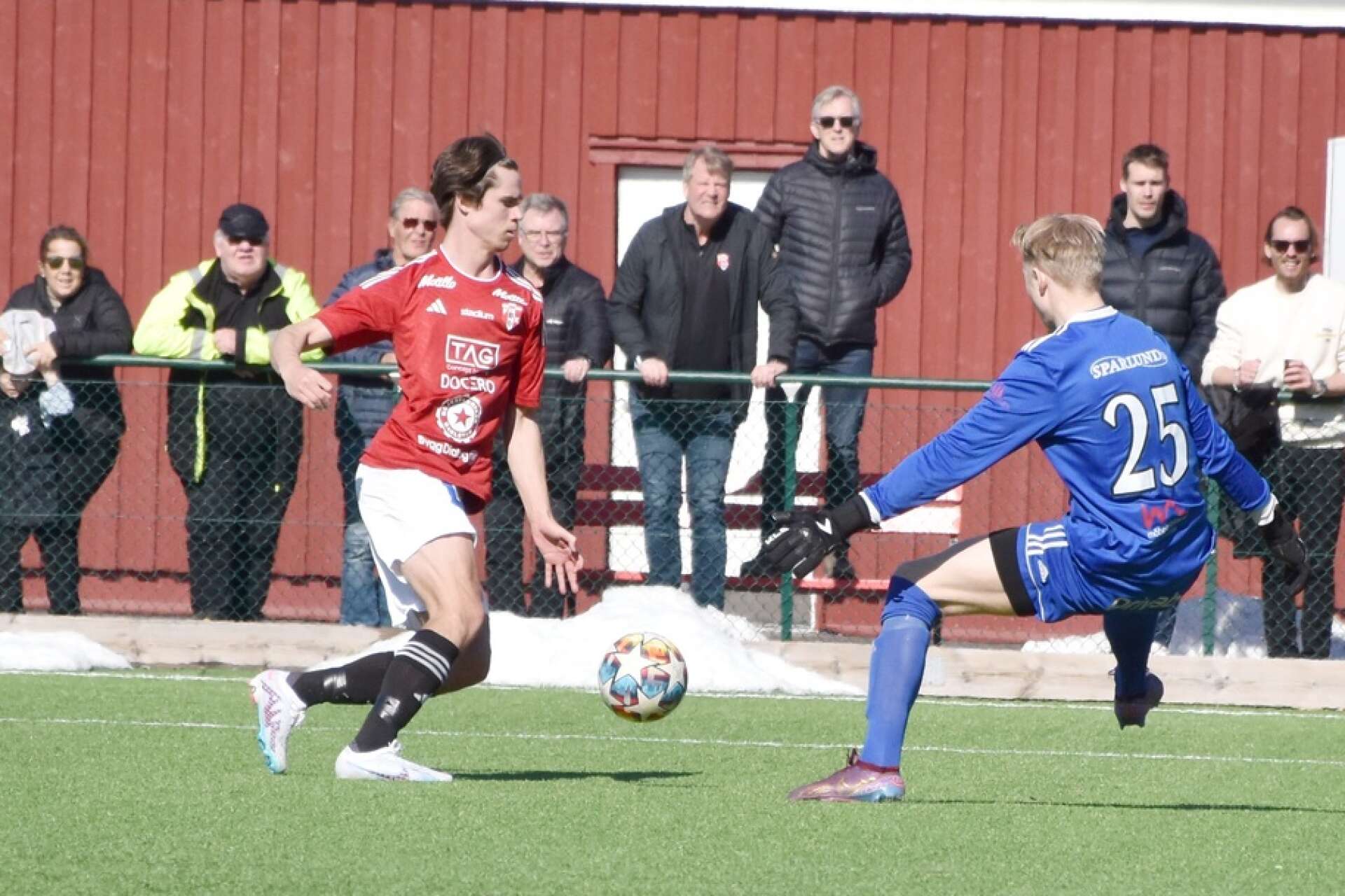 Claes Nyman fortsätter att göra mål. Nu avgjorde han seriefinalen mot Torslanda för sitt FBK Karlstad. Och FBK toppar division 2-tabellen.