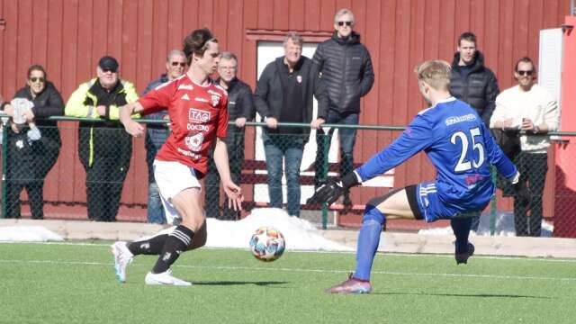 Claes Nyman fortsätter att göra mål. Nu avgjorde han seriefinalen mot Torslanda för sitt FBK Karlstad. Och FBK toppar division 2-tabellen.