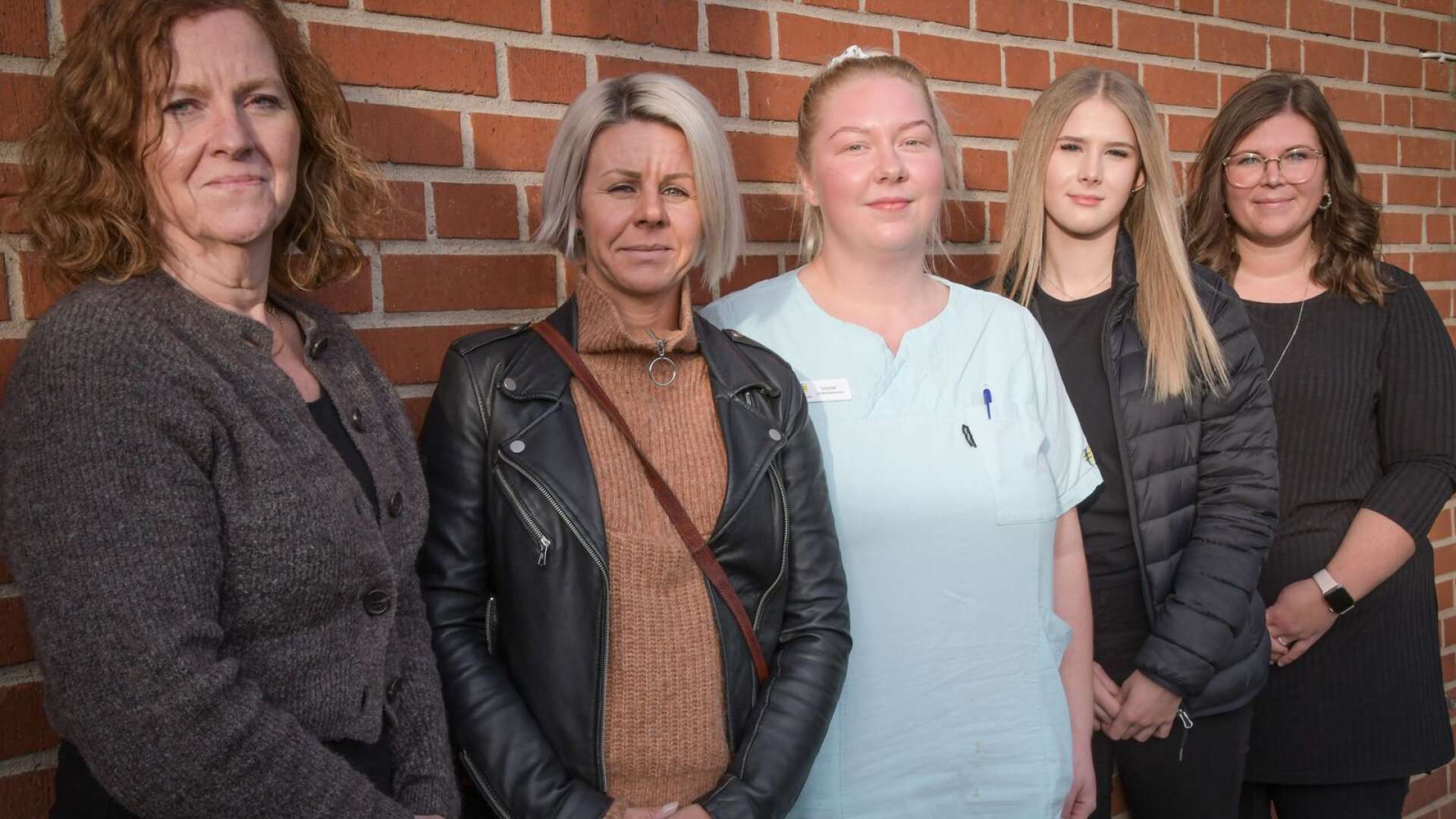 Ann-Christine Hermansson, Johanna Gustafsson, Louise Rask, Felicia Koinberg och Ellen Eklund - fem kollegor som inte en sekund ångrar att de valde att utbilda sig till undersköterskor. 