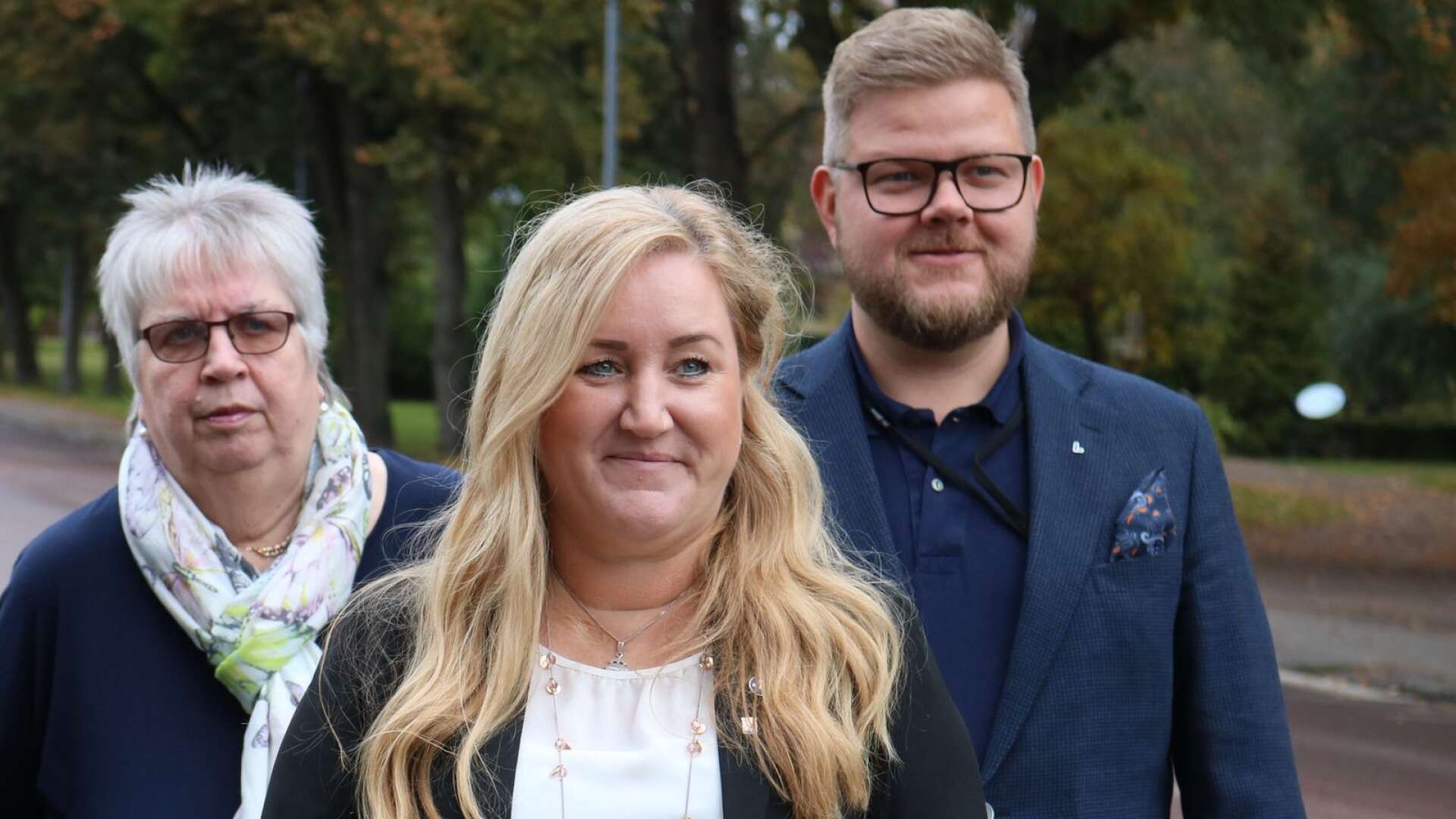 Elle Skaare Håkansson, Marie Oudin och Eric Hesselius efterlyser den lokala majoritetens röst i vårddebatten.