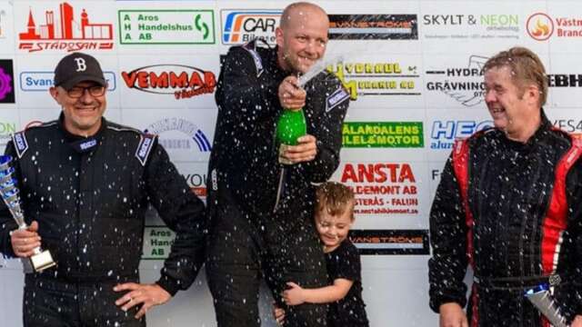 Bild från SM i Västerås under juli där Micke Nilsson vann. Han kramas om av sonen Harry.