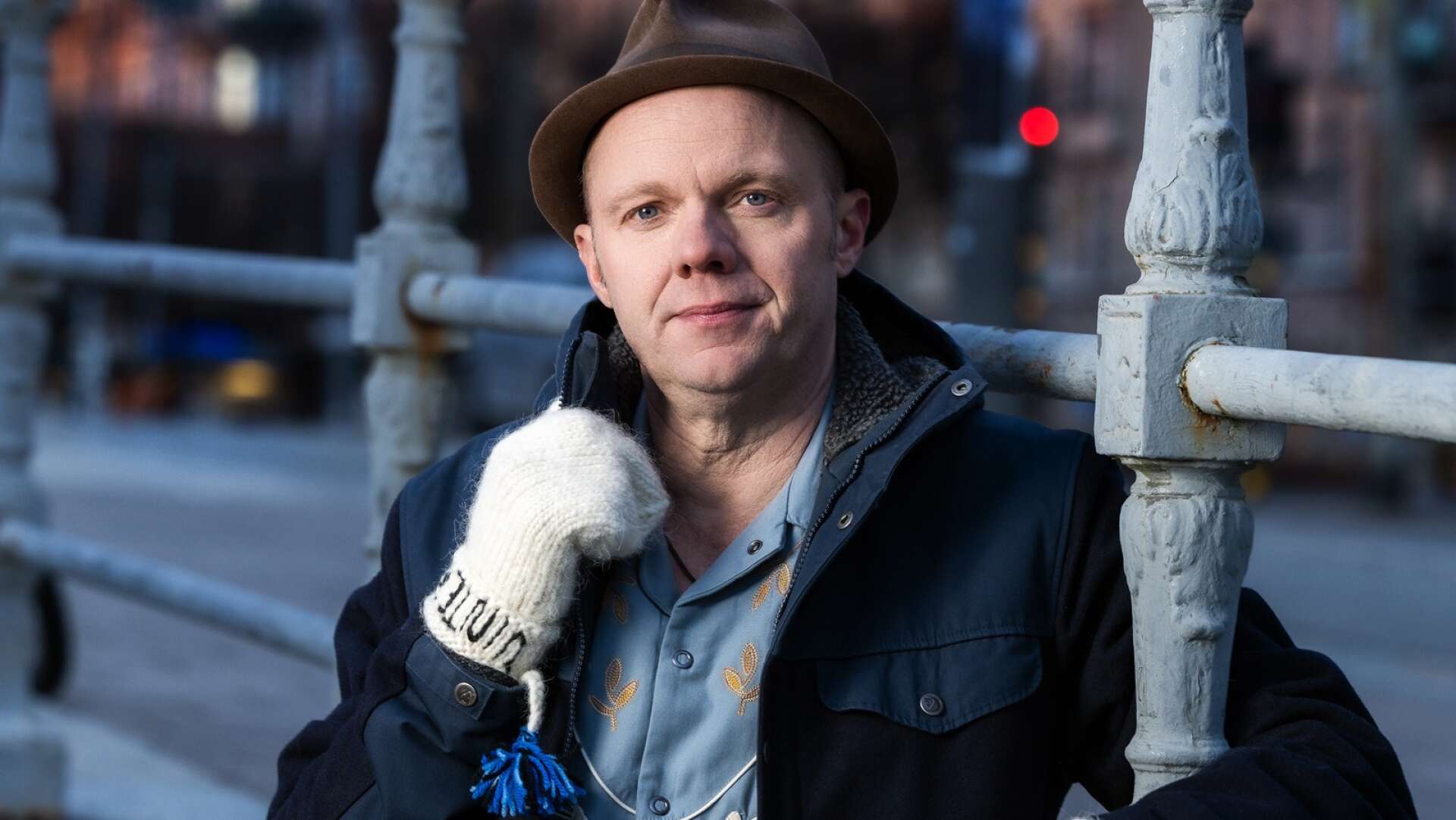 Olof Wretling, här utanför Stadshotellet i Karlstad, är en av årets vintervärdar.