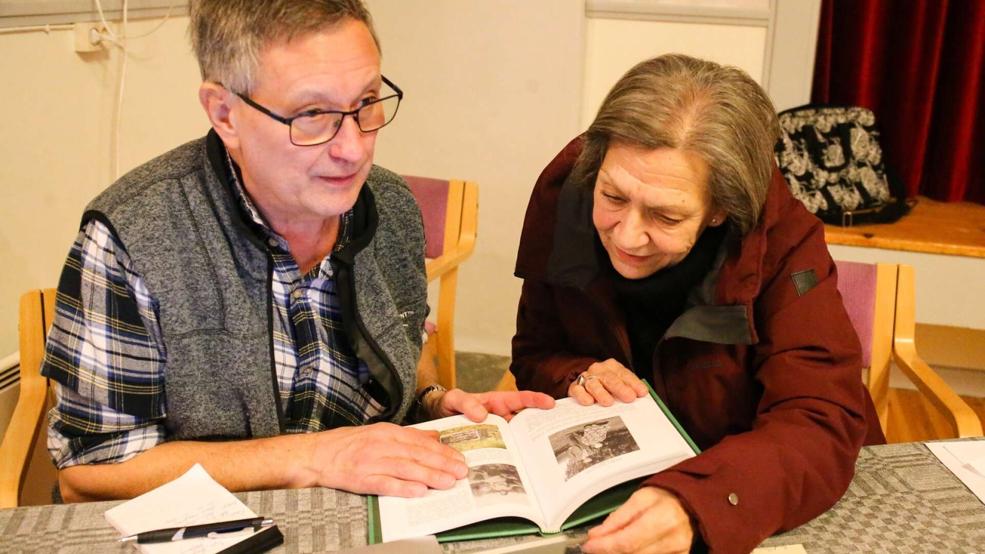 Arne Kruskopf och Eva-Lena Johansson kollar på bilderna i den nya boken om Sälbodabygden.