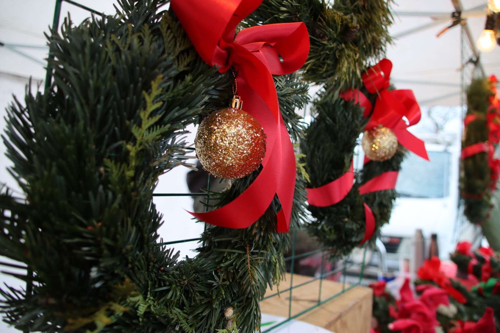 Filipstads julmarknad blev en fest för hela familjen. Det såldes juldekorationer, lotter och hembakat, bland annat. Marknaden arrangerades av Filipstadsföretag i samverkan. Greeks handelsträdgård sålde juldekorationer.