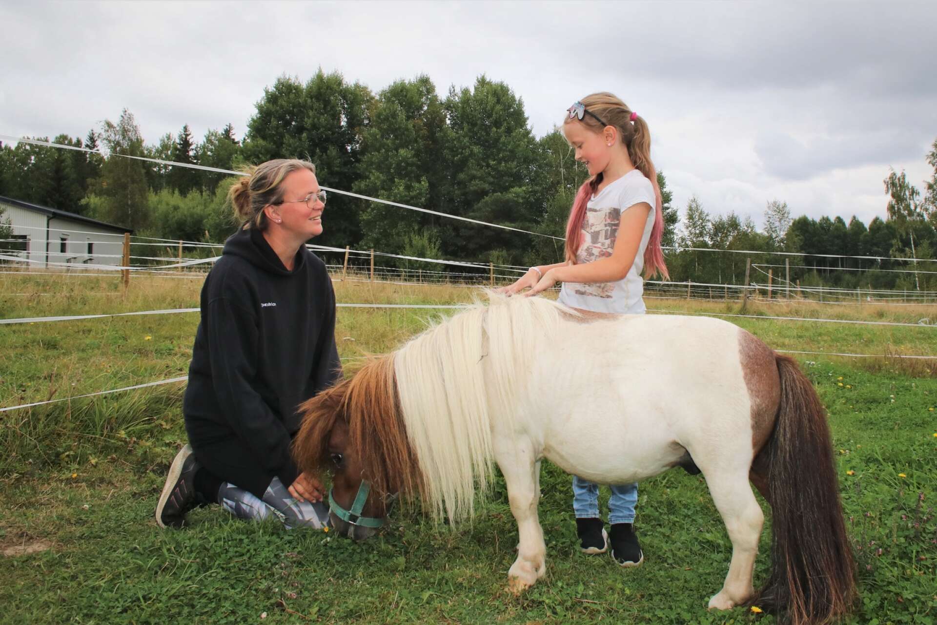 Linda Alm Johansson och Nellie Jägergren visar upp ponnyn Elvis som är tredje minst i hela landet. 