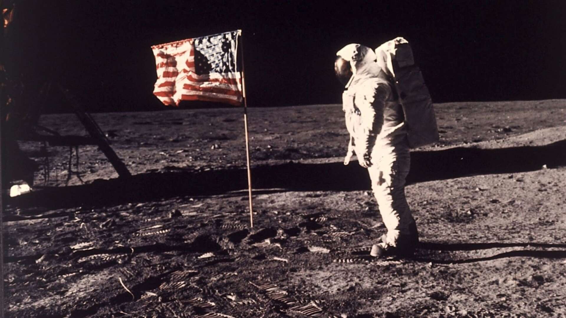 Svenskättlingen Edwin &quot;Buzz&quot; Aldrin framför den amerikanska flaggan på månen.