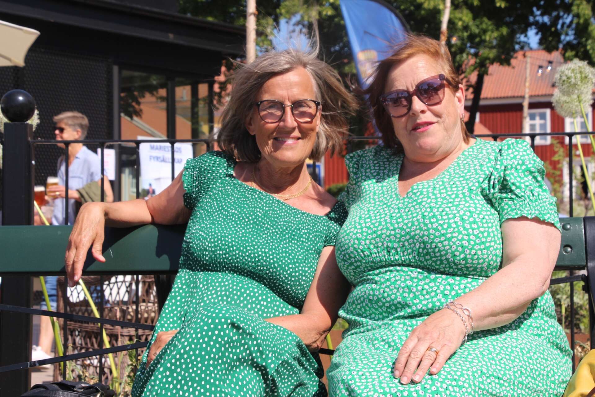 Maud Pettersson och Helene Storm firade sitt 25-åriga vänskap på båt- och hamnfestivalen i Mariestad.
