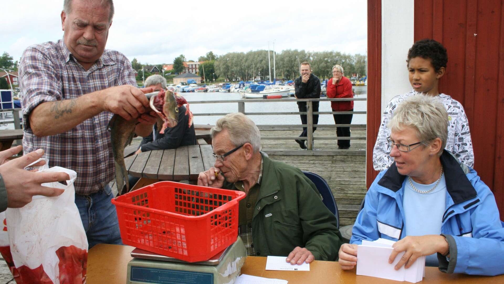 Fiske är ett stort intresse för Lena Stångberg. Hon har i många år suttit i invägningen på Fiskehäljas metartävling. Här, 2010, tillsammans med Sven-Erik Holmberg och Sven Bäckström.