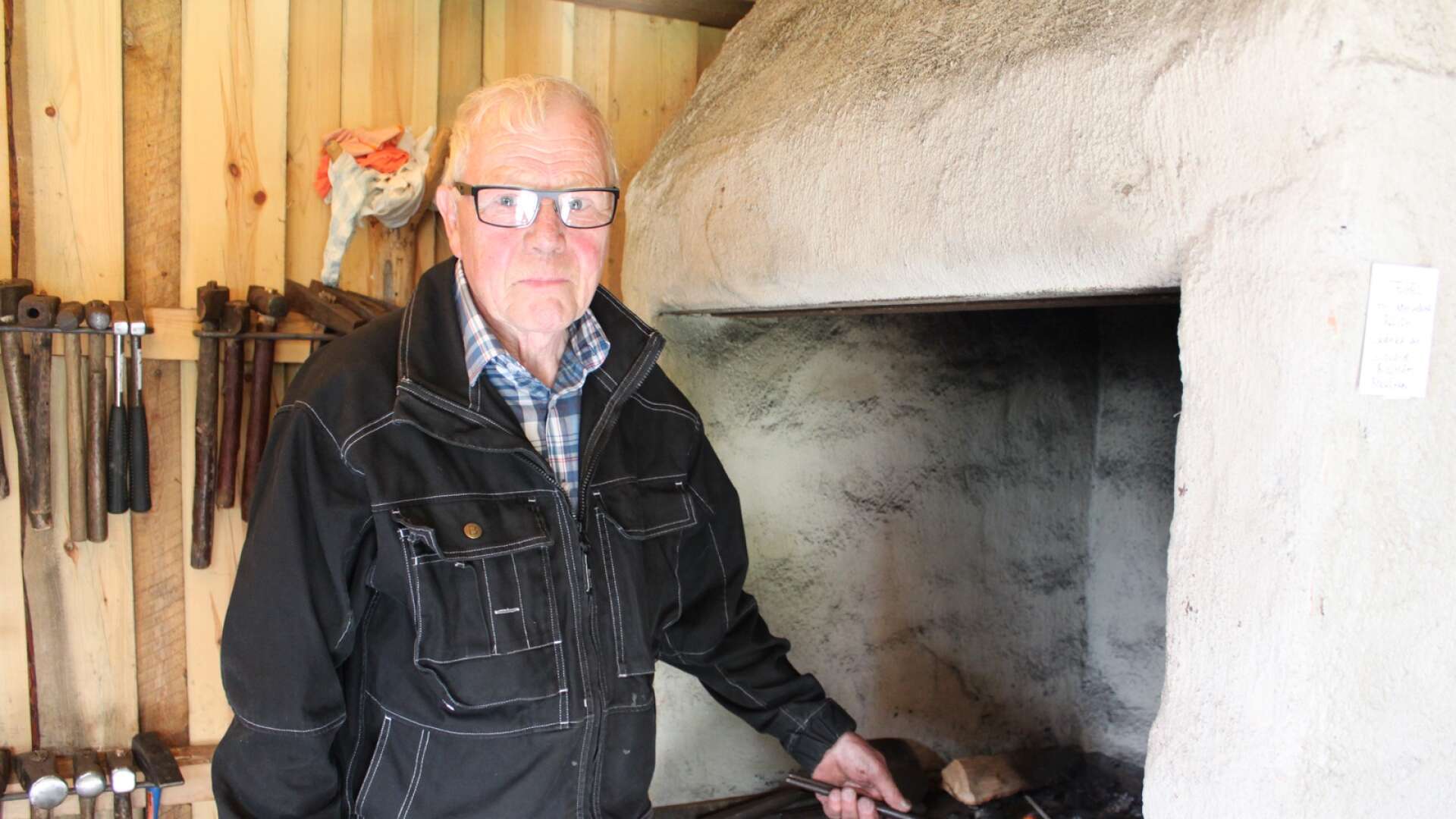 Björn Fredriksson, smed på Väse hembygdsgård. 