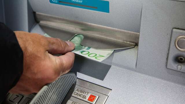 Bankomaterna används inte i samma utsträckning som förr, men visst tas det fortfarande ut pengar därifrån.