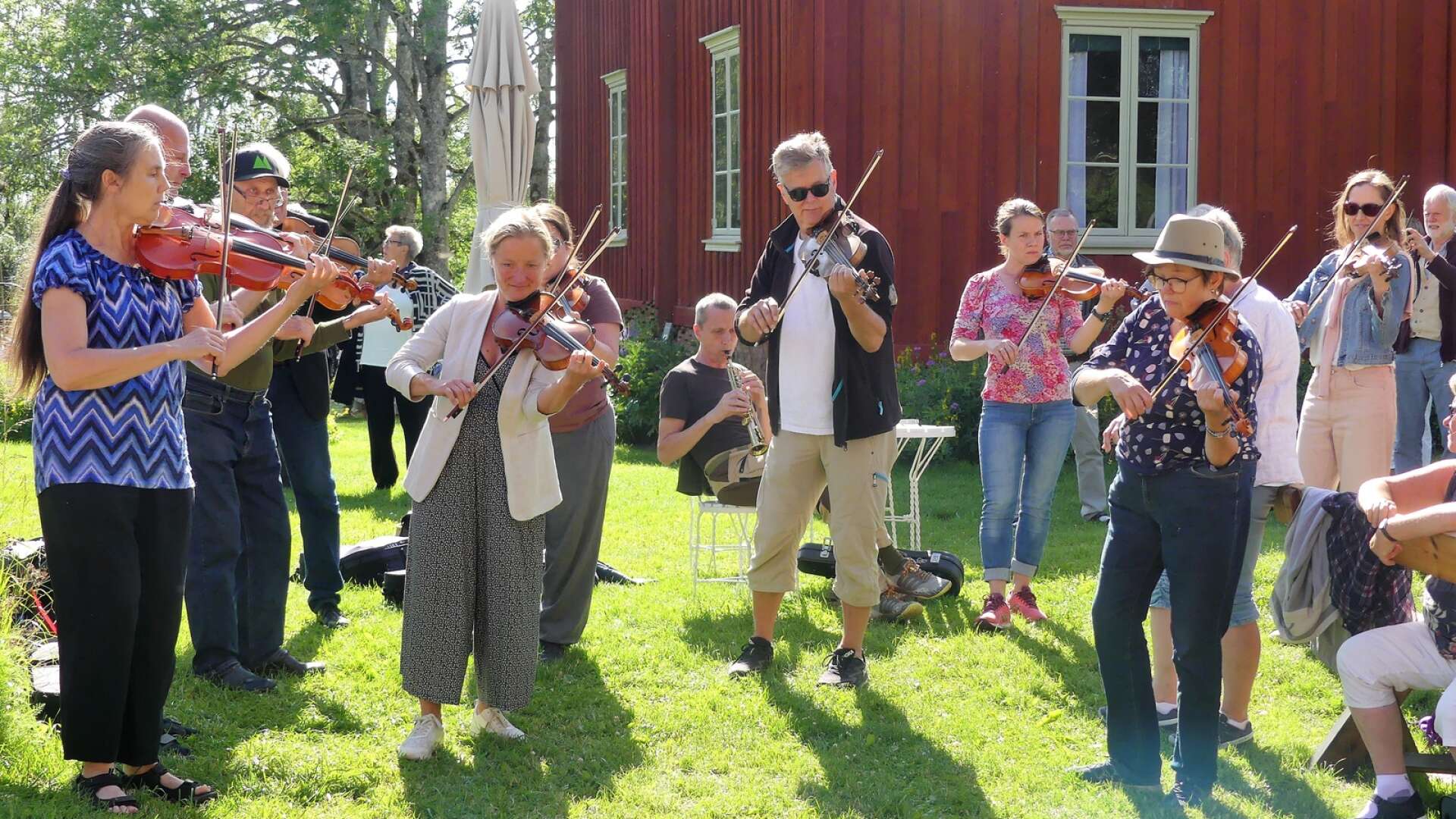 Ett 50-tal musikanter spelade ihop när von Echstedtska gården hade spelmansstämma i onsdag. Det tror arrangörerna är rekord.