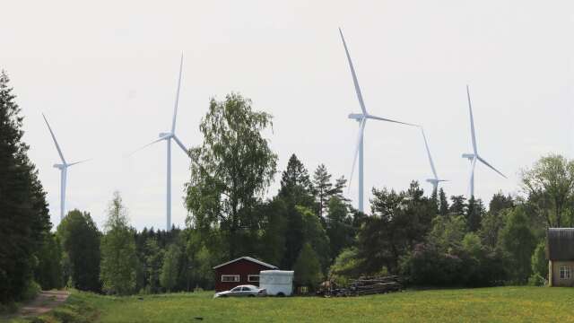 ”Varje nytt vindkraftverk ökar koldioxid och miljöförstöring”, skriver insändarskribenten. Här de nya vindkraftverken i Kingebol. 