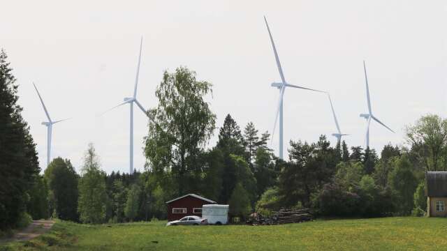 Den storskaliga elproduktion som potentiellt går att få på plats till 2030 är vind och solkraft, skriver insändarskribenterna. Här de nya vindkraftverken i Kingebol./ARKIVBILD 
