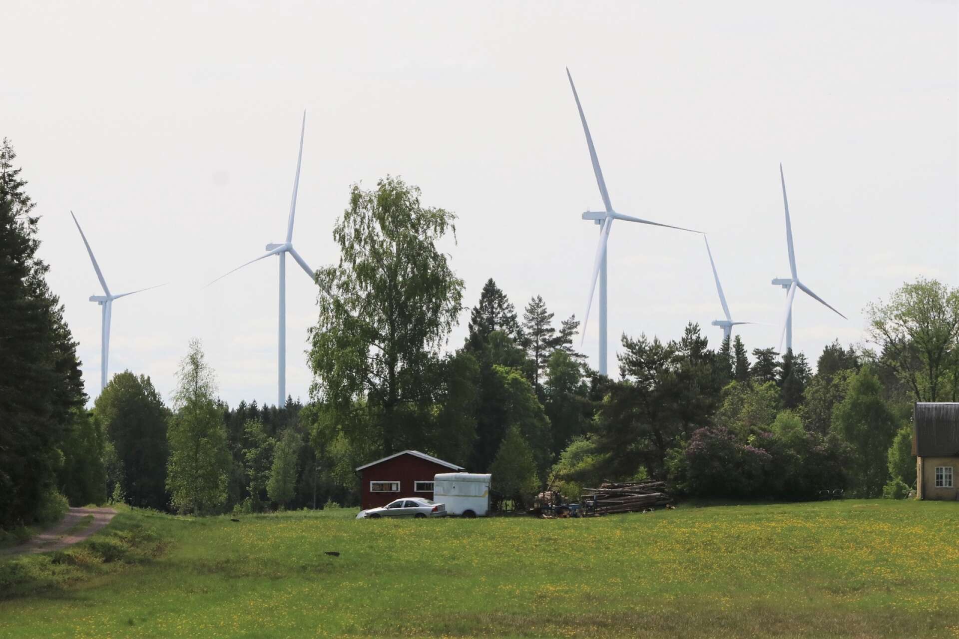 ”Varje nytt vindkraftverk ökar koldioxid och miljöförstöring”, skriver insändarskribenten. Här de nya vindkraftverken i Kingebol. 