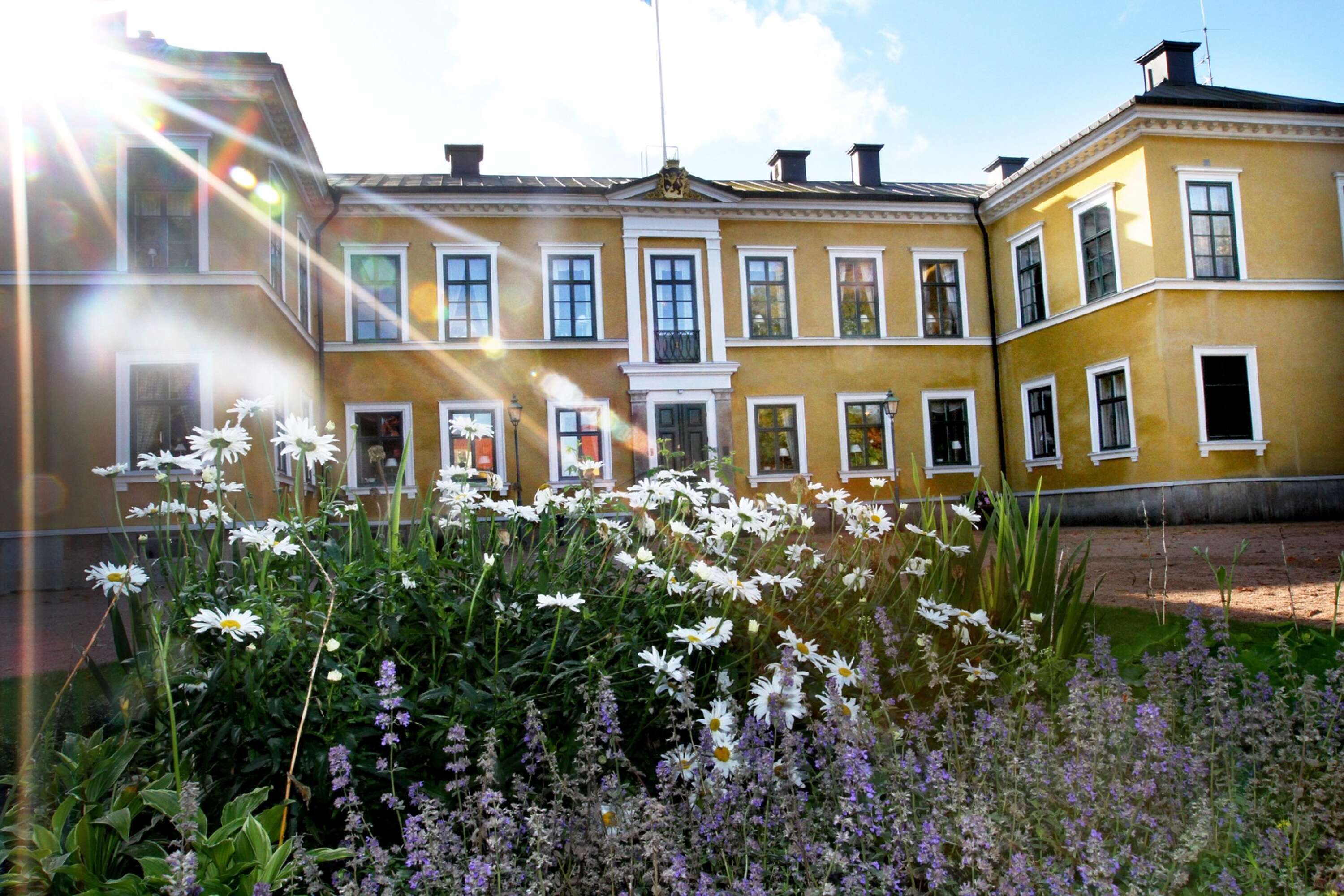 Residenset i Mariestad, eller rättare sagt hela Marieholm, är en vacker plats som gjord för att ta bröllopsbilder på.