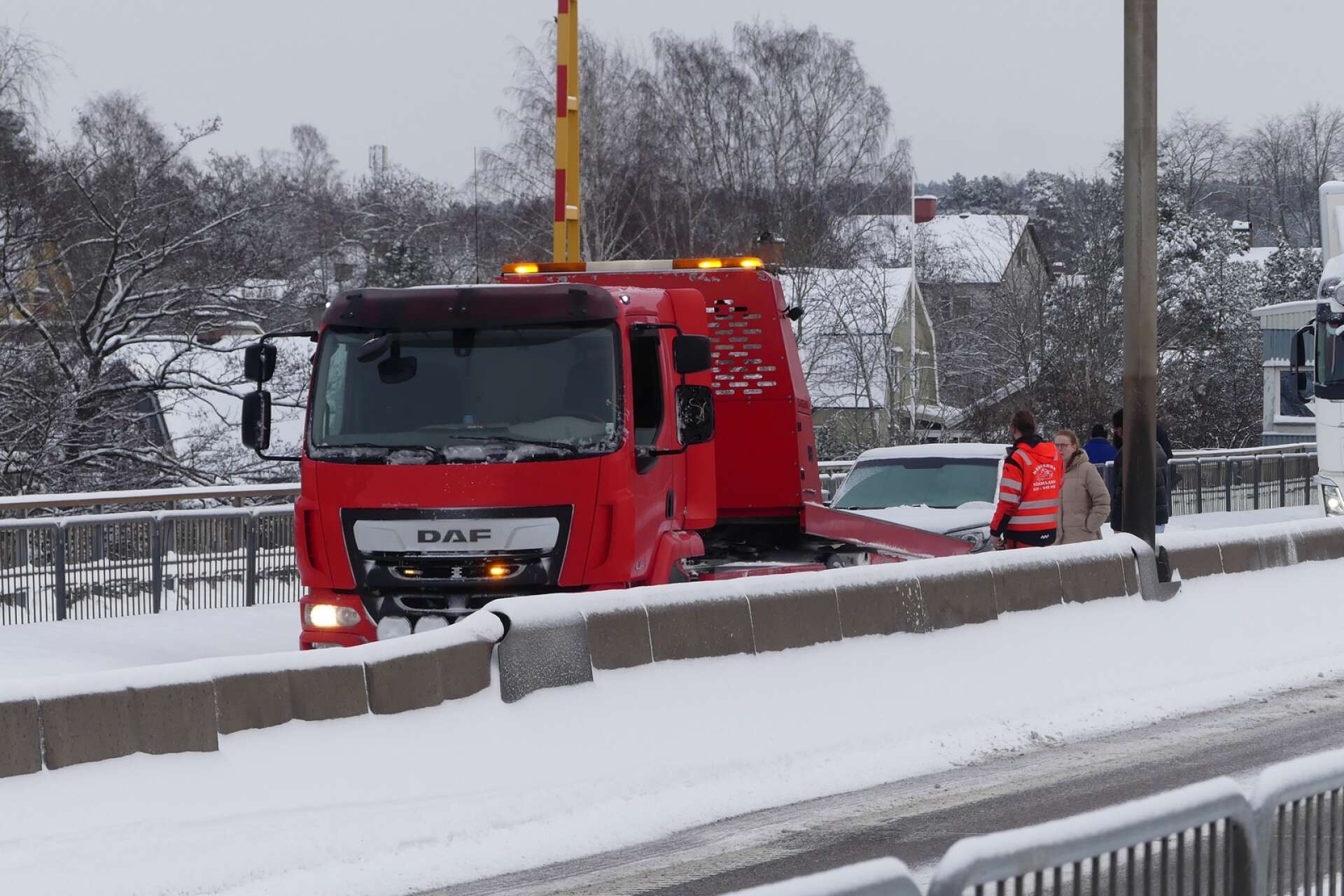 En elbil fick stopp på E45 i Säffle och det tog tre timmar innan bilen kunde flyttas med hjälp av bärgare.
