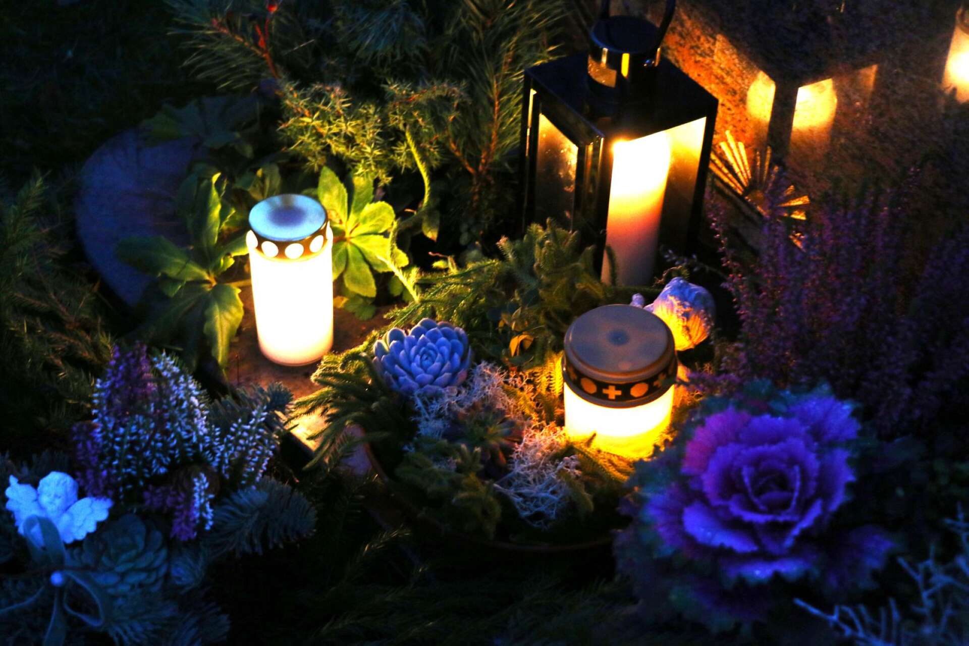 Traditionen att tända ljus på gravar är tämligen ung företeelse i Sverige.