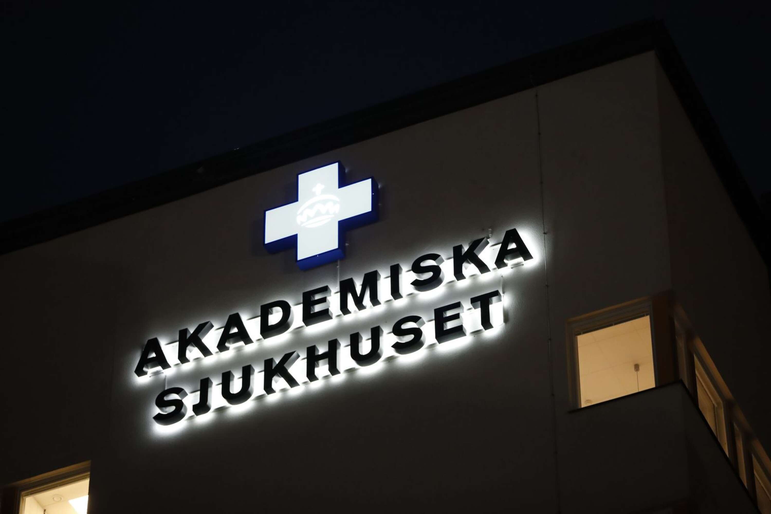 Anna-Karin flögs i ambulanshelikopter till Akademiska sjukhuset i Uppsala där hon hölls nedsövd i två veckor innan man försiktigt började väcka henne.
