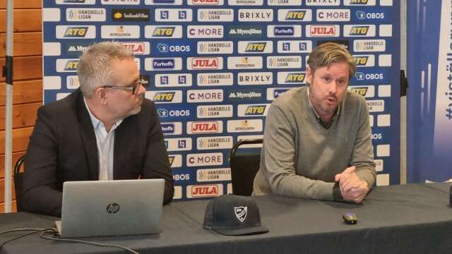 Klubbchefen Johan Gustavsson och sportchefen Ulf Nyström på presskonferensen i Arena Skövde.