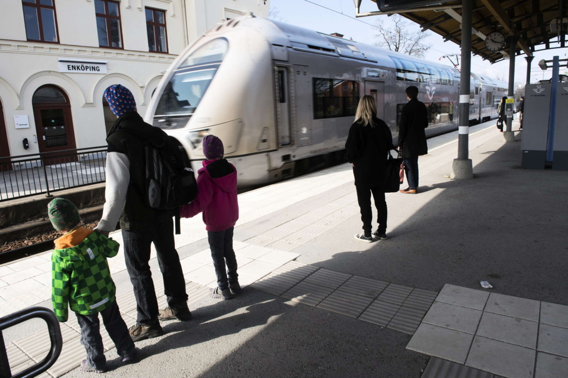 Ett tåg ankommer i Enköping. Arkivbild.