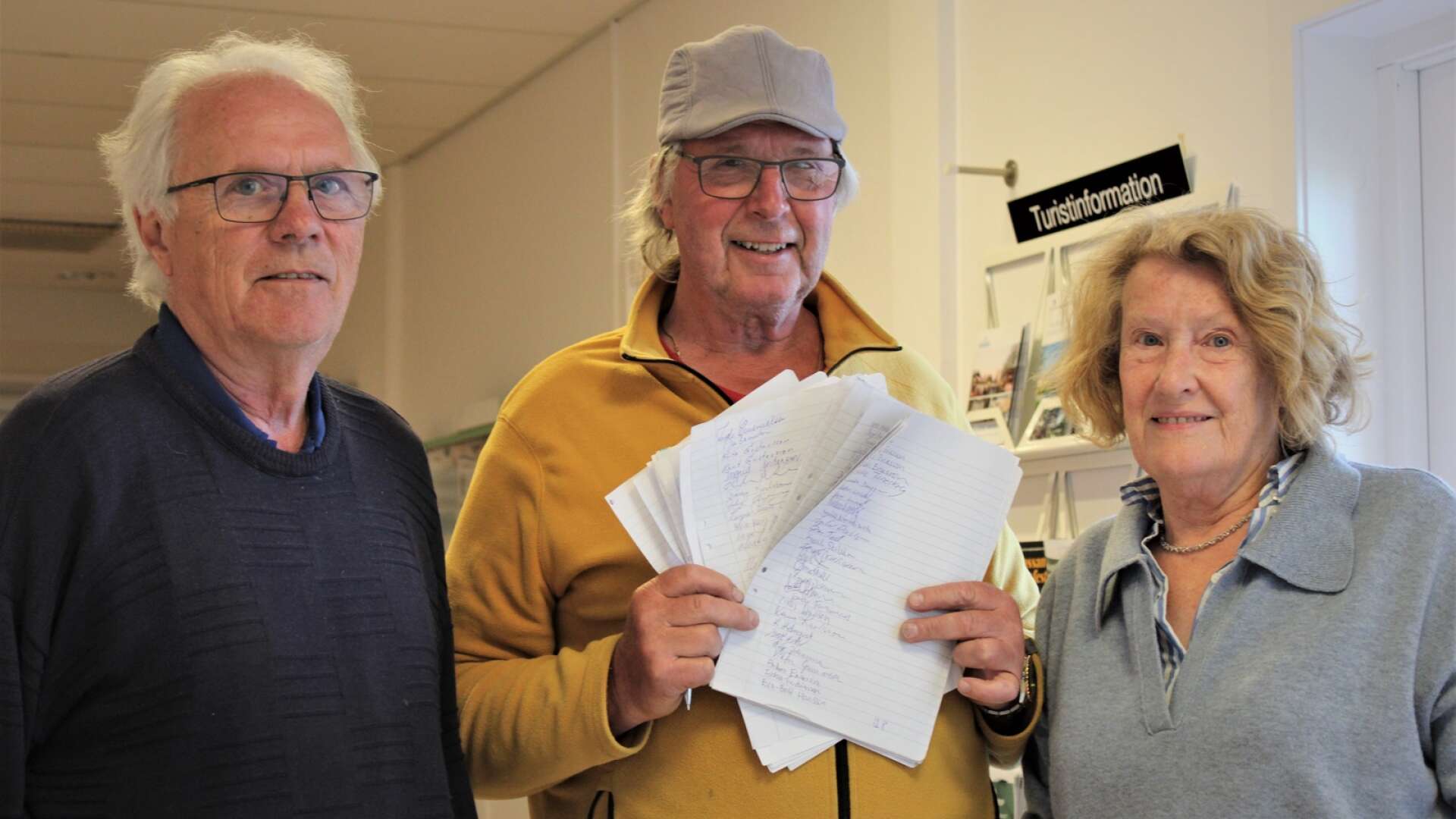 Gunnar Ek, Inger Paulsson och Bengt-Olof Johansson var på plats på medborgarkontoret för att räcka över namninsamlingen på 490 namnunderskrifter under fredagen.