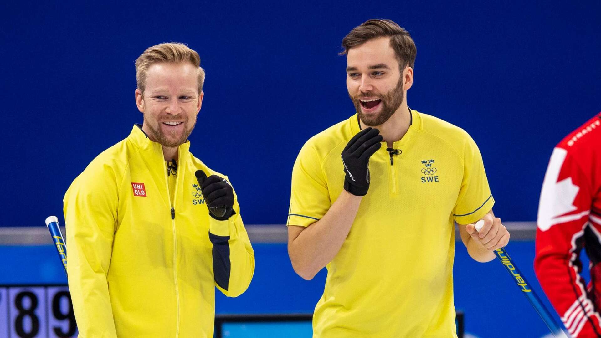 Niklas Edin och Oskar Eriksson (till höger) verkar trivas toppen på Peking-OS. Mot Kanada kom fjärde raka segern.