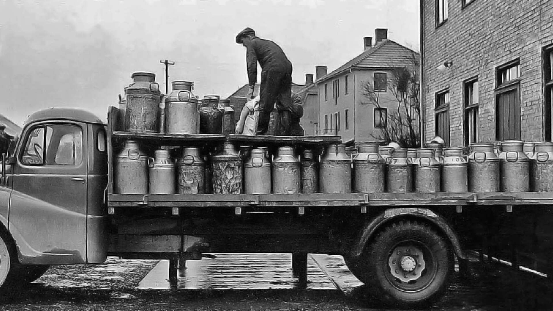 Vid mejeriets lastbrygga vidtog ett omfattande arbete med att se till att alla mjölkflaskor lossades på rätt sätt.