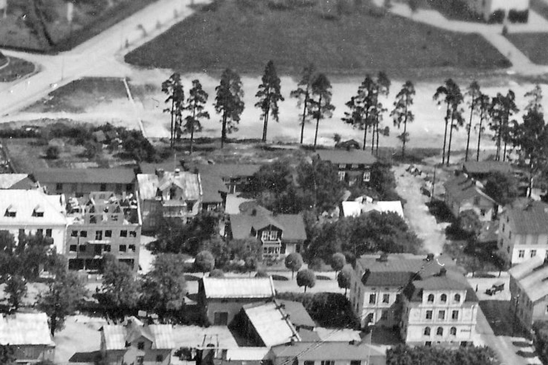 På denna bild från mitten av 1930-talet ses Nytorget som en stor öppen yta. Tiden som idrottsplats var förbi, men tivoli och cirkusar skulle ha sin givna plats där i flera decennier framåt.