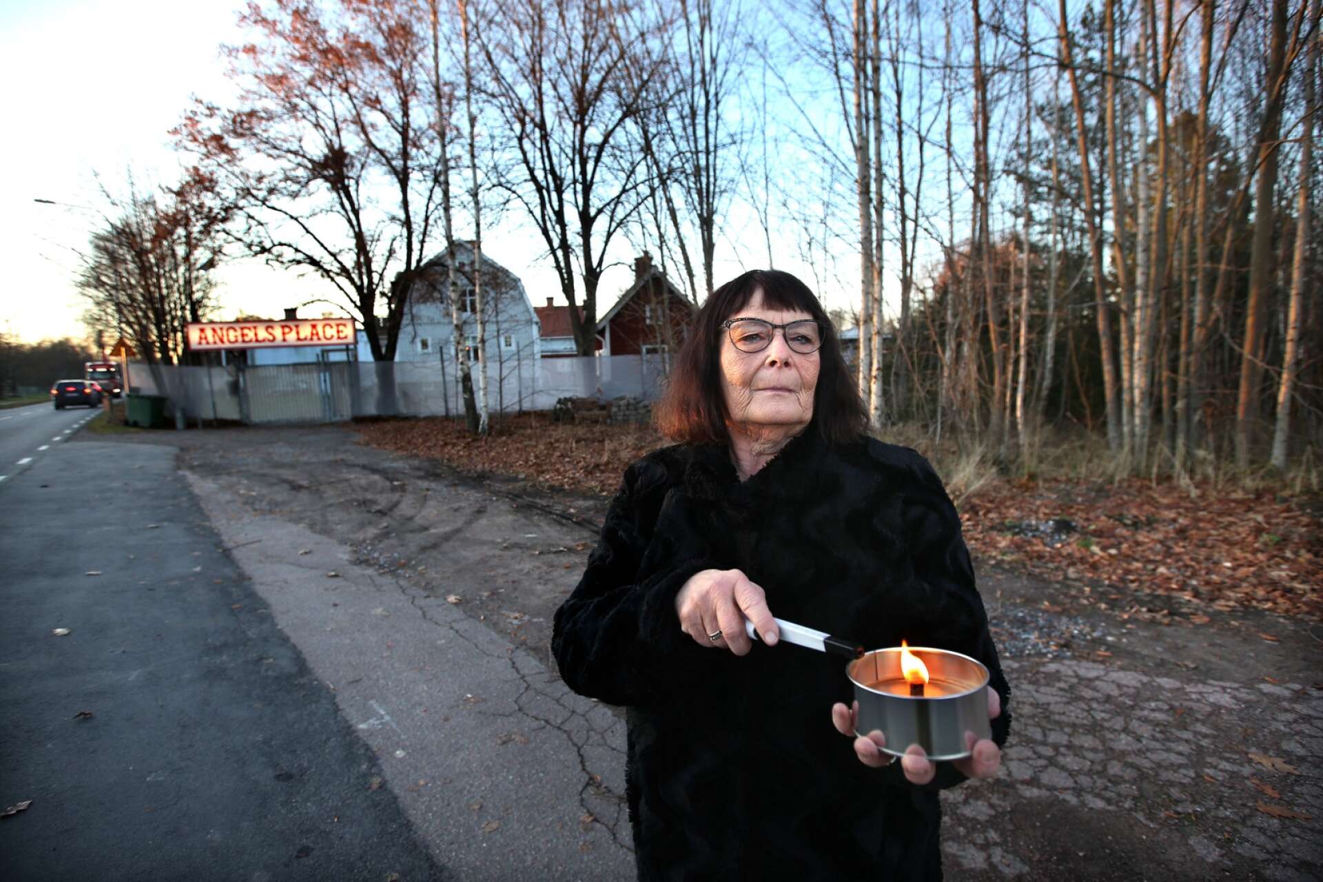 Eva Berglund tänder ett ljus för sin mördade son Mikael Broberg utanför Hells Angels lokaler på Sjöstad. Sonen var HA-medlem och mördades av sina &quot;bröder&quot; på gården.