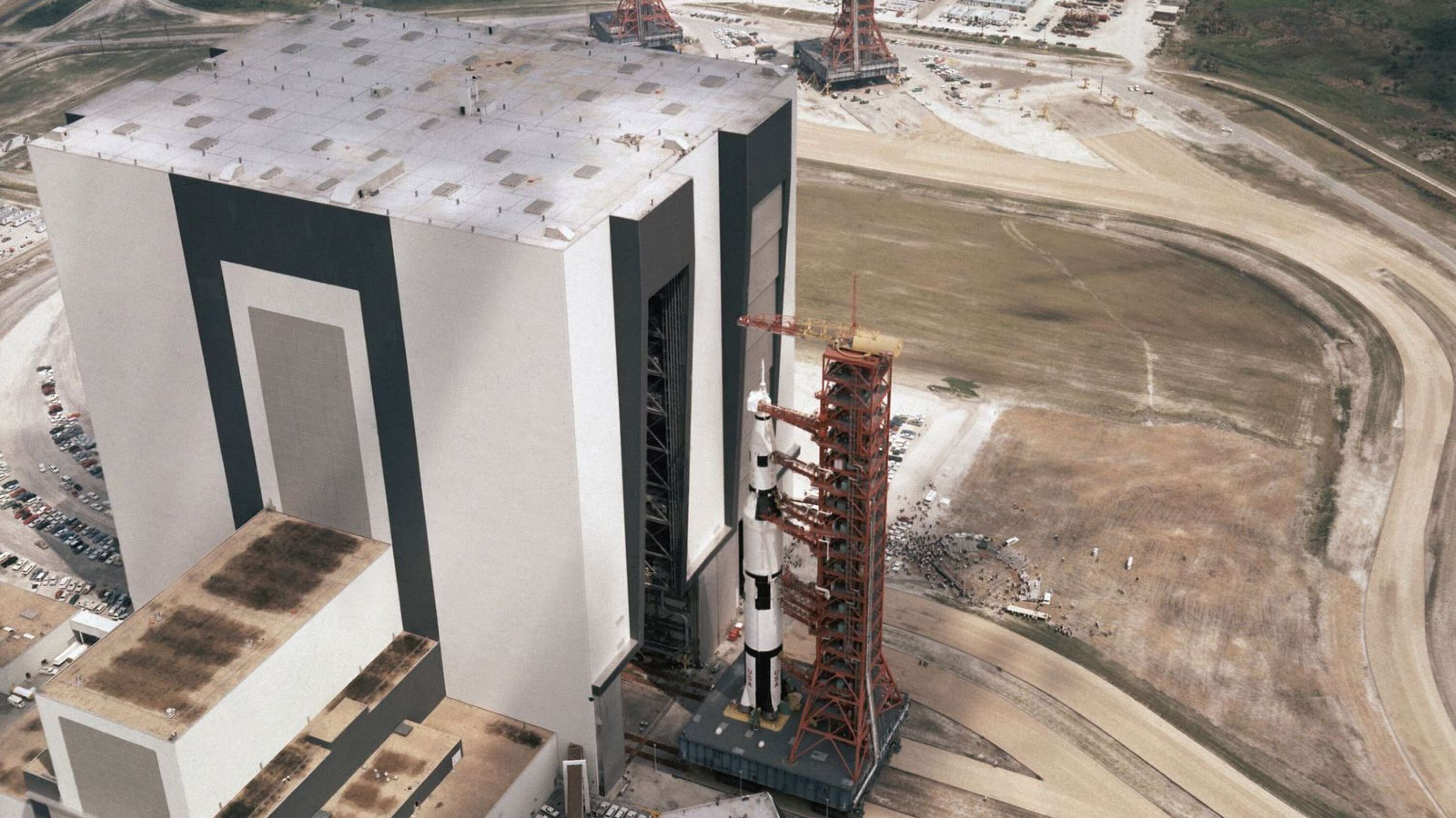 Apollo 8 ovanpå Saturnusraketen lämnar sammansättningsbyggnaden VAB.