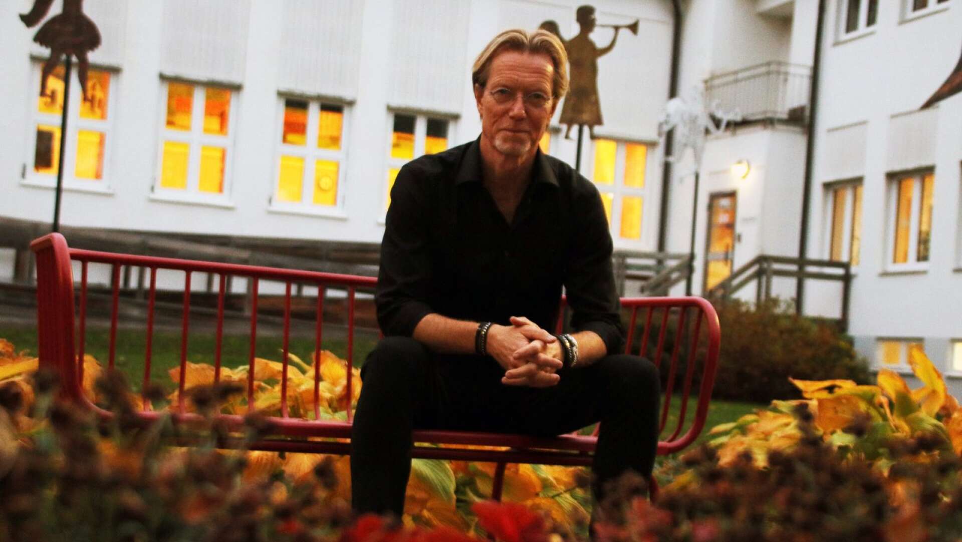 Anders Roslund gästade Bokdagar i Färgelanda. Här utanför Dalslands Folkhögskola.