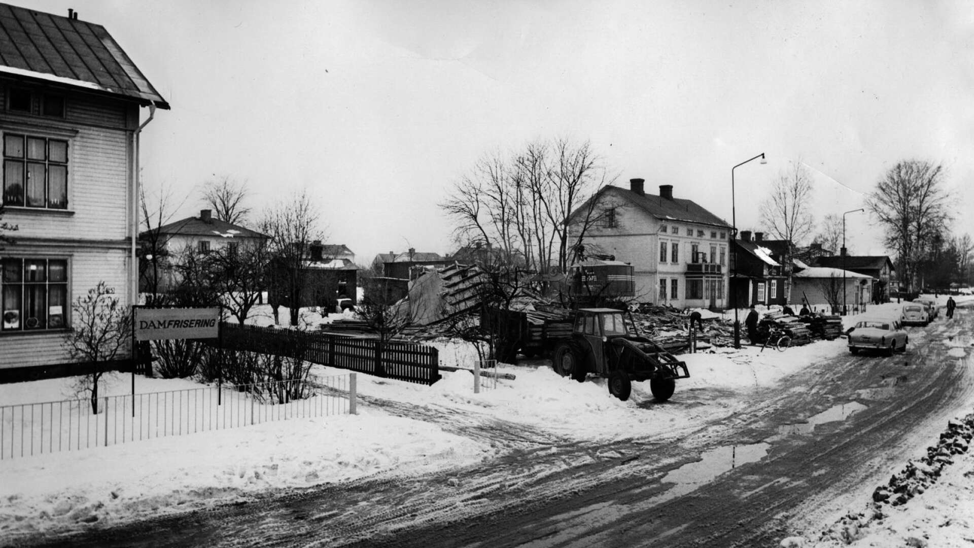 Rivning av de gamla trähusen längs Våxnäsgatan vid Klaravik/Romstad i slutet av 1960-talet.