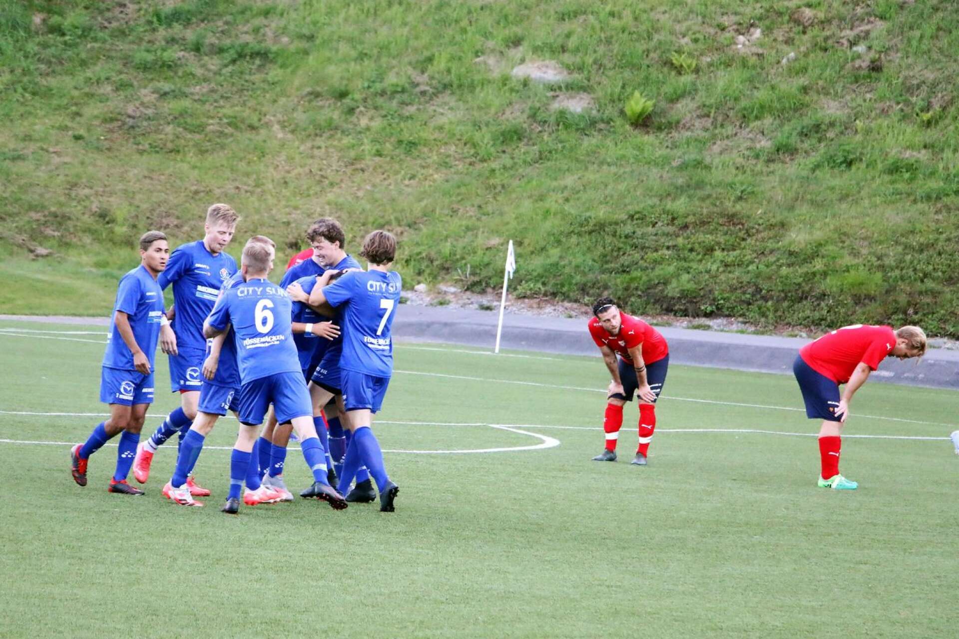 Tösse firar efter Edvin Wildig Lindahls 3–2-mål som blev matchavgörande mellan Bengtsfors och Tösse.
