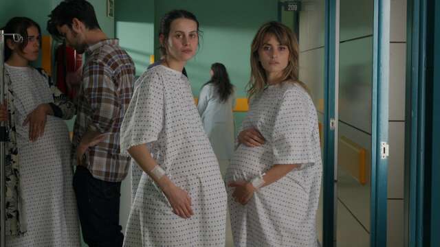 Ana (Milena Smit) och Janis (Penélope Cruz) föder barn samtidigt i "Parallella mödrar". Pressbild.