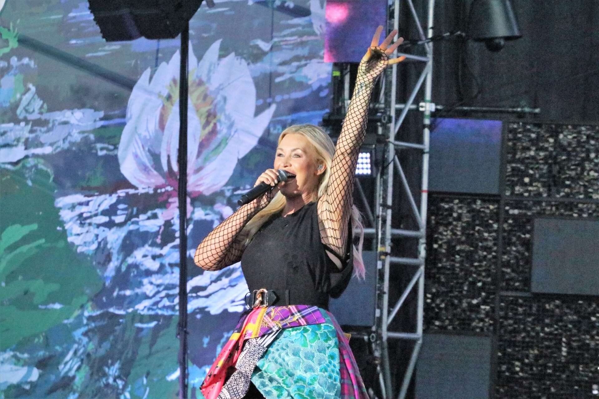 Jessica Andersson rev av schlagerhits och höll igång publiken med sin starka röst.