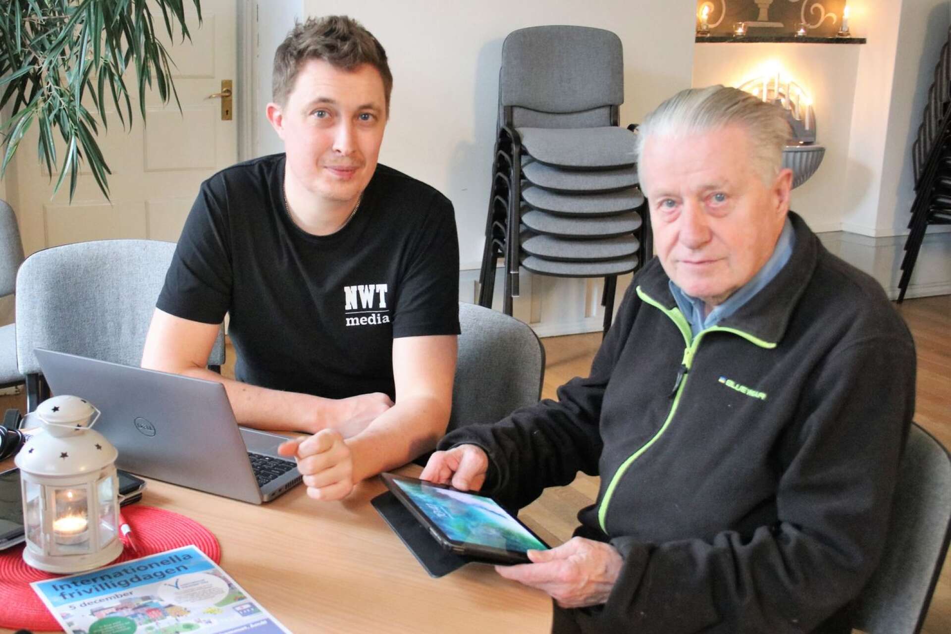 Alf Alfredson, 80 år, kommer från Göteborg men han har bott i Åmål i 55 år. Han passade på att få hjälp av Robert Wågberg på NWT Medias digitala support med att komma igång med att börja läsa Provinstidningen digitalt.