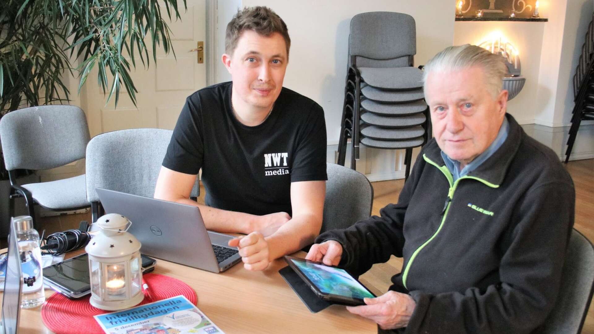 Alf Alfredson, 80 år, kommer från Göteborg men han har bott i Åmål i 55 år. Han passade på att få hjälp av Robert Wågberg på NWT Medias digitala support med att komma igång med att börja läsa Provinstidningen digitalt.