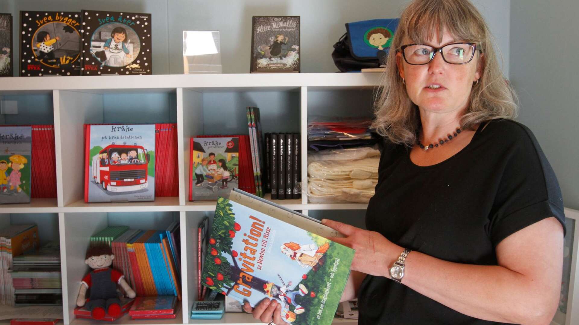 Illustratören och barnboksförfattaren Jessica Lindholm från Hova ska i dagarna släppa en ny bok. Även om hon tror att digitaliseringen kommer att ta över, tror hon inte att den tryckta barnboken kommer att försvinna. Arkivbild.
