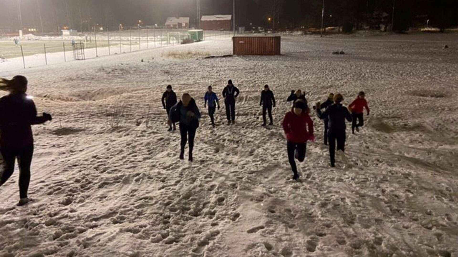 Ungdomarna i IFK Åmåls handbollssektion fortsätter träningen utomhus och på distans.