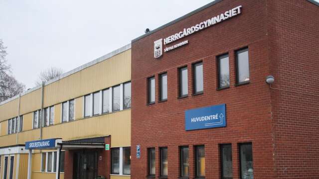 Herrgårdsgymnasiet i Säffle har de senaste två veckorna haft fyra falsklarm. Händelserna är nu under utredning hos polisen.