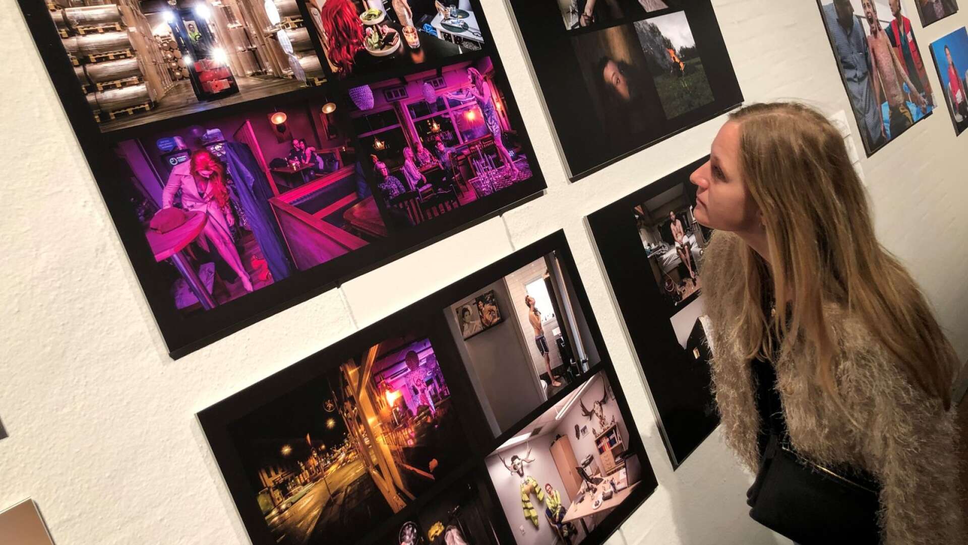 En utställningsbesökare på Dunkers Kulturhus i Helsingborg betraktar Anette Nantells färgstarka bilder på Benjamin Bryntesson, som vunnit andrapriset i klassen Årets Bildreportage i Årets Bild-tävling.