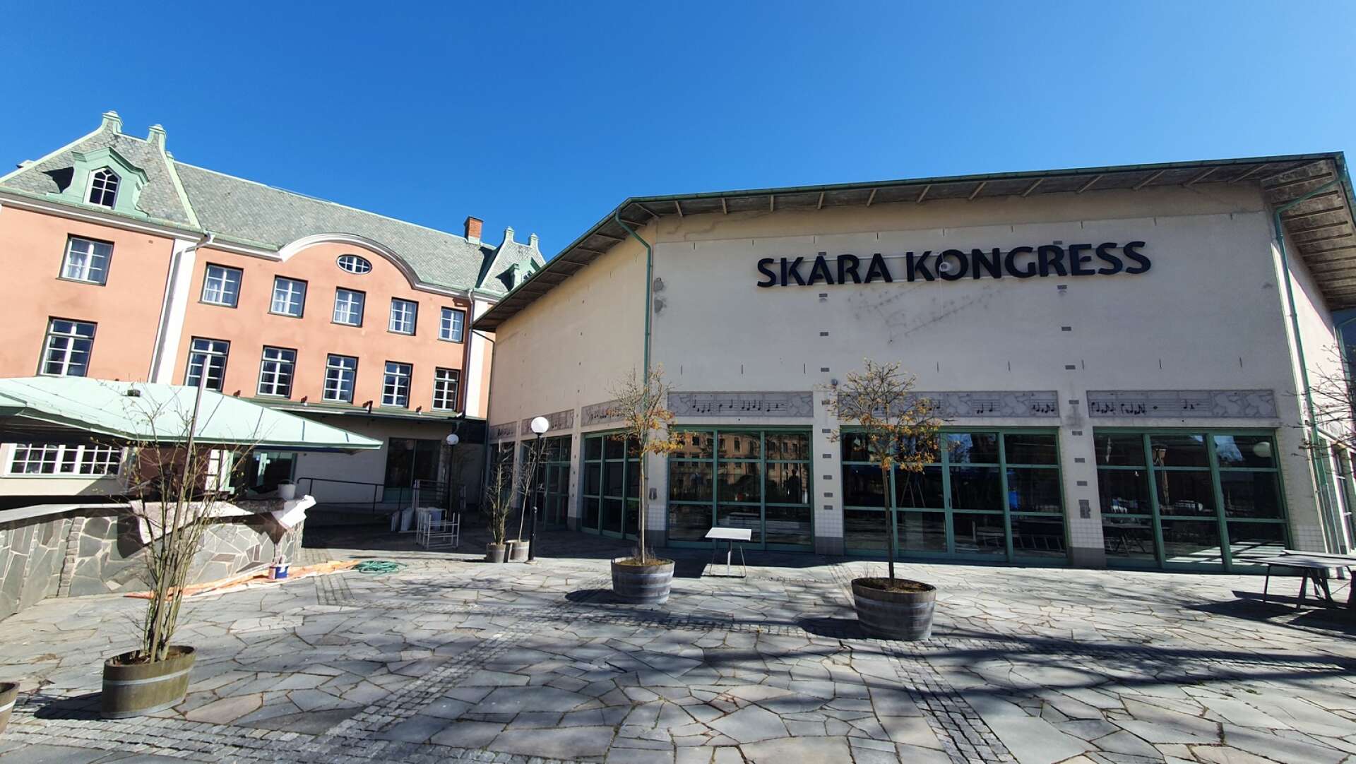 Skara kongress och uteplatsen på Stadshotellet.