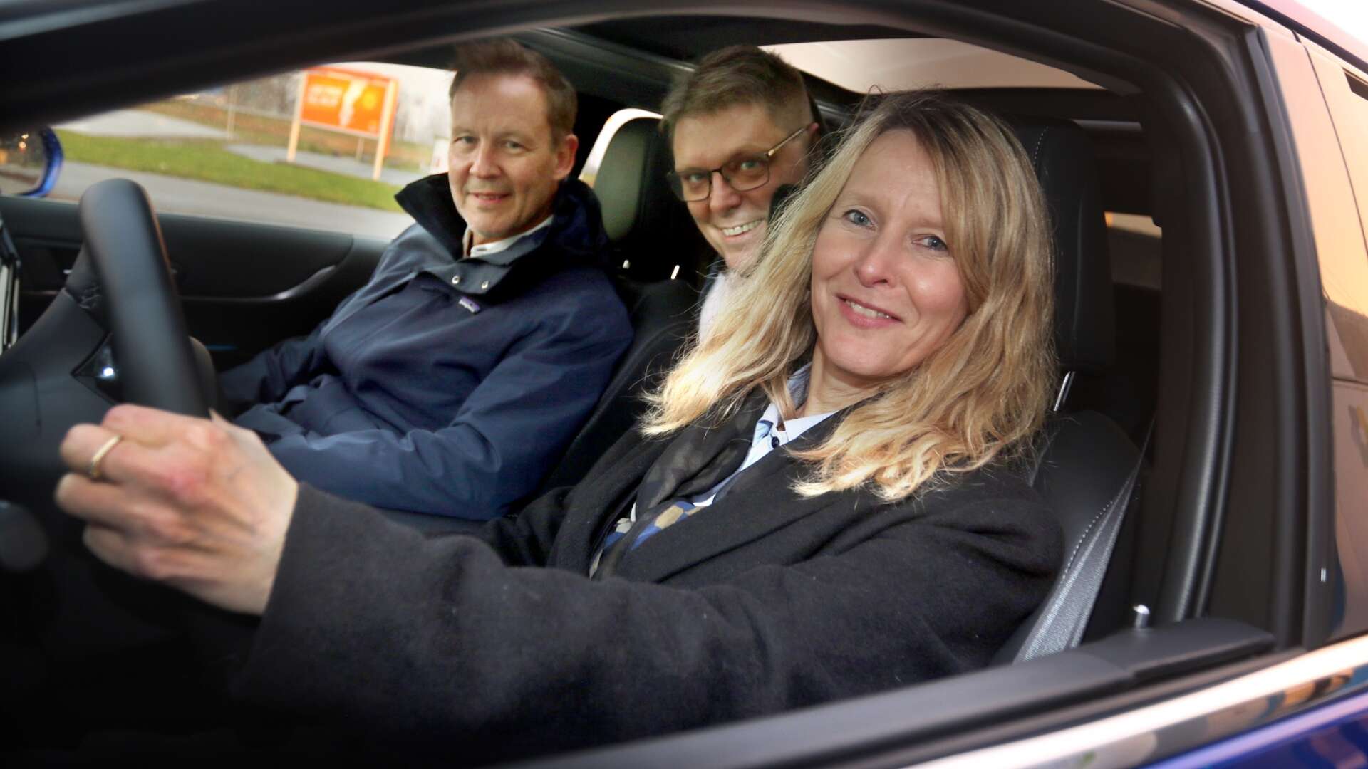 Susanné Wallner, Jonas Johansson och Johan Abrahamsson turas om att ratta vätgasbilen till Glasgow.