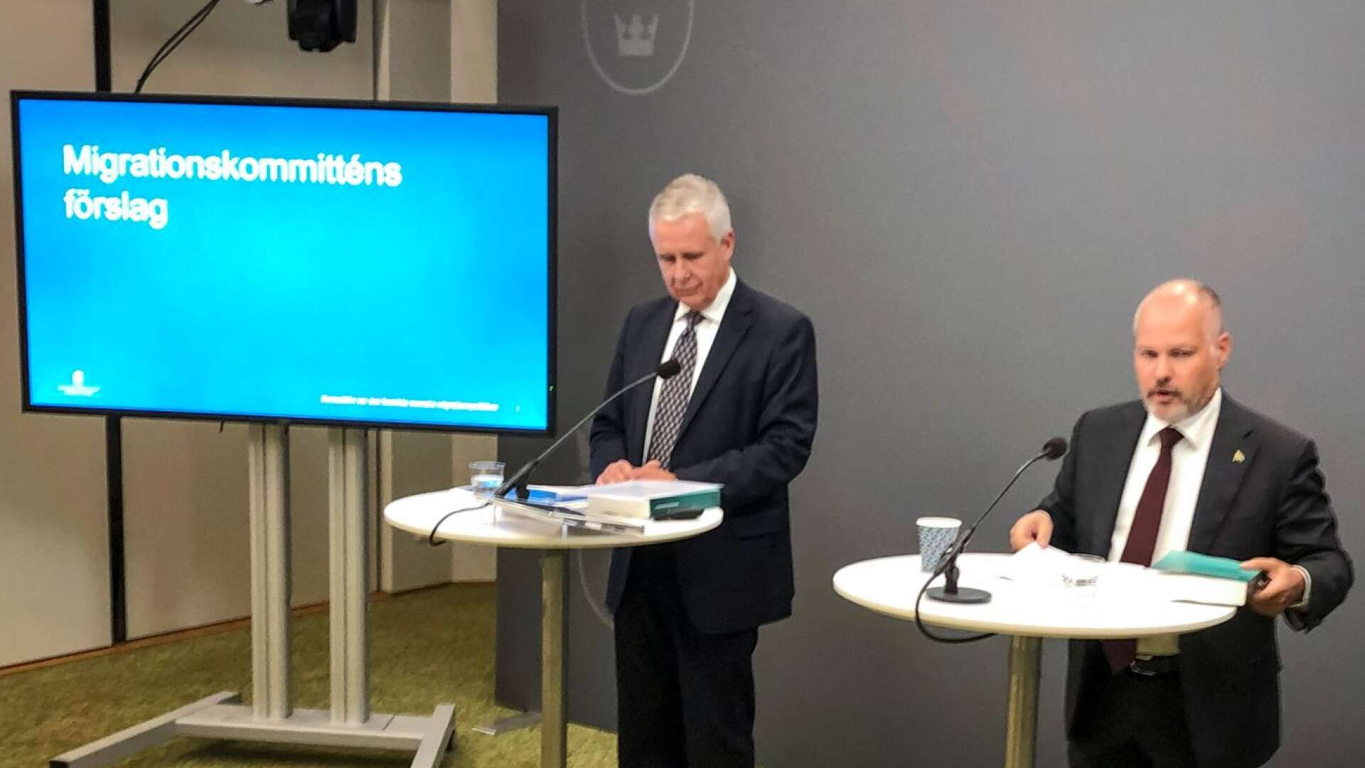 Thomas Rolén presenterade betänkandet med migrationsminister Morgan Johansson (S).