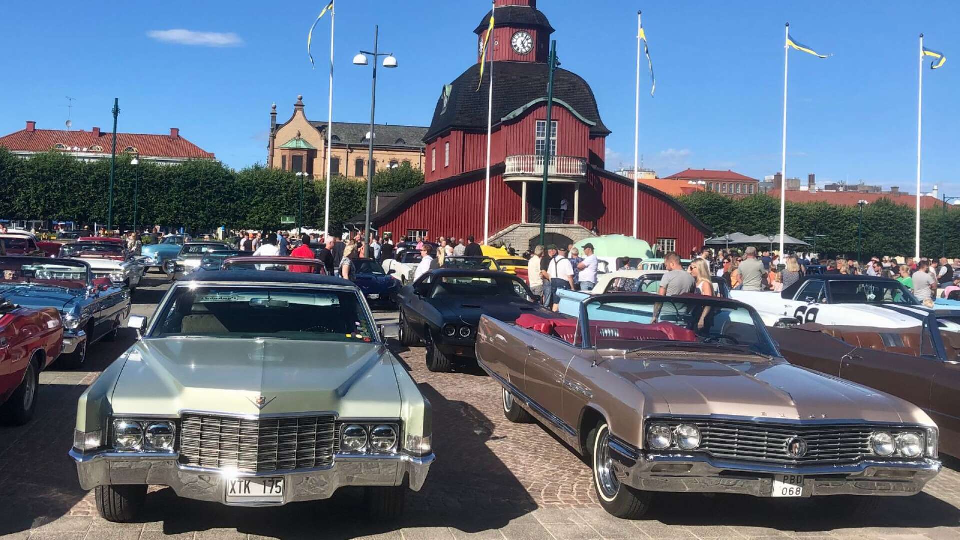 Motortorsdag i Lidköping bjöd på mycket folk och fordon i alla dess slag.
