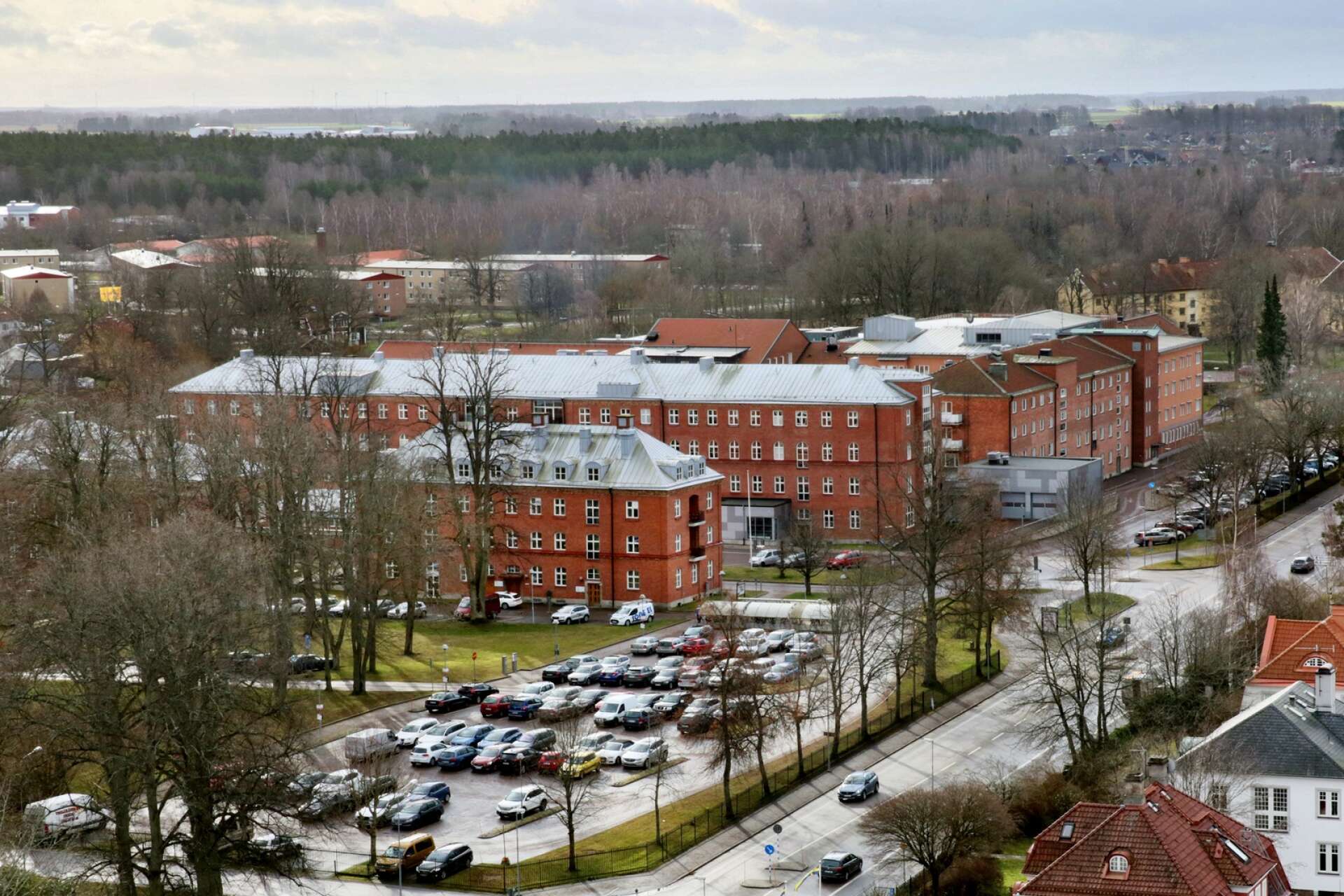 Hur kommer utbudet på Skaraborgs sjukhus se ut nästa år? Det kan komma att ske stora förändringar för att få budgeten att gå ihop. Bilden är tagen vid sjukhuset i Lidköping.