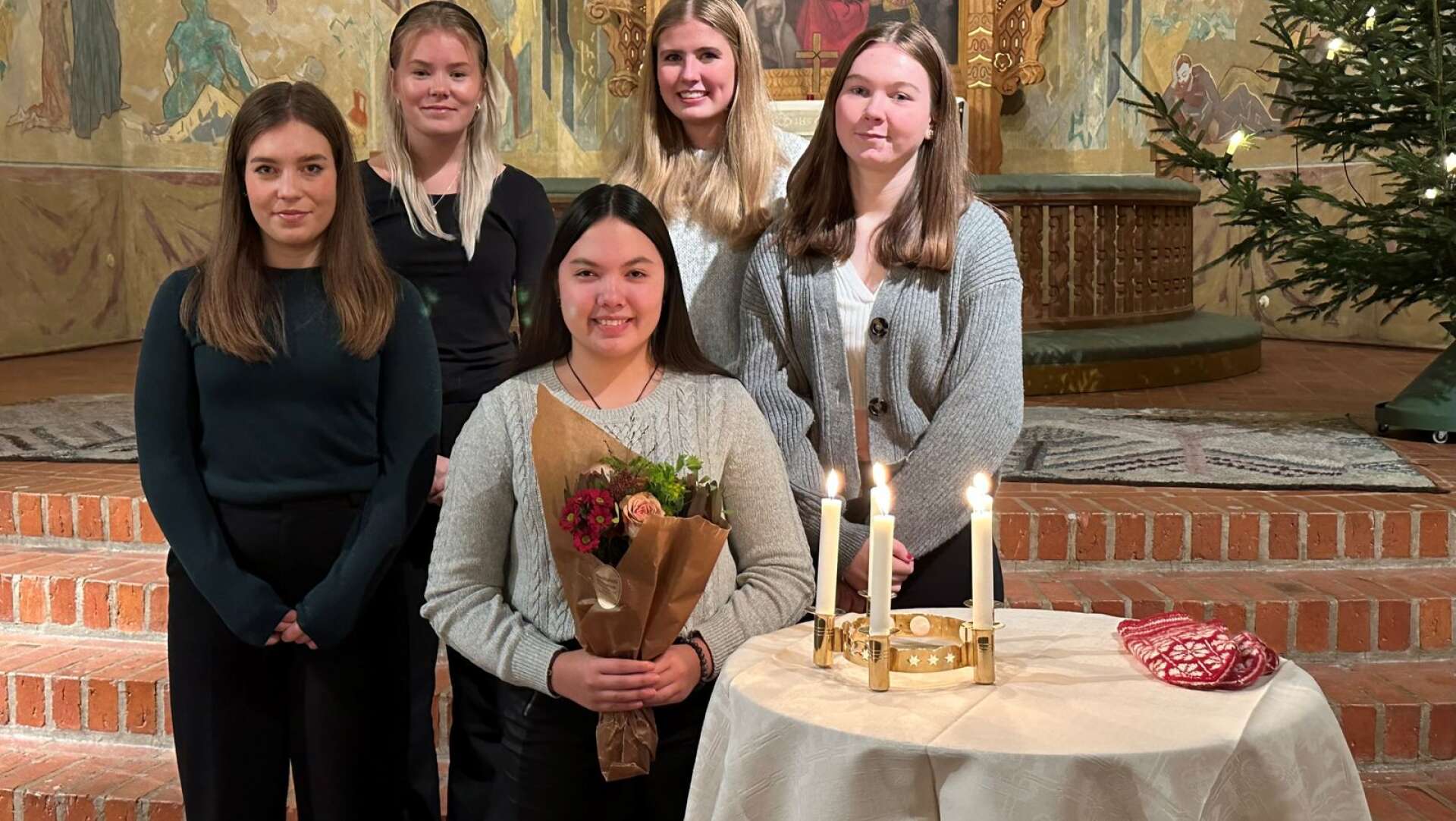 Främre raden: Adriana Sundbaum (med buketten)
, bakre raden: Linnea Axelsson, Maja Reardon
, bakersta raden: Elisabeth Fredriksson och Tyra Bohlin Kullander.