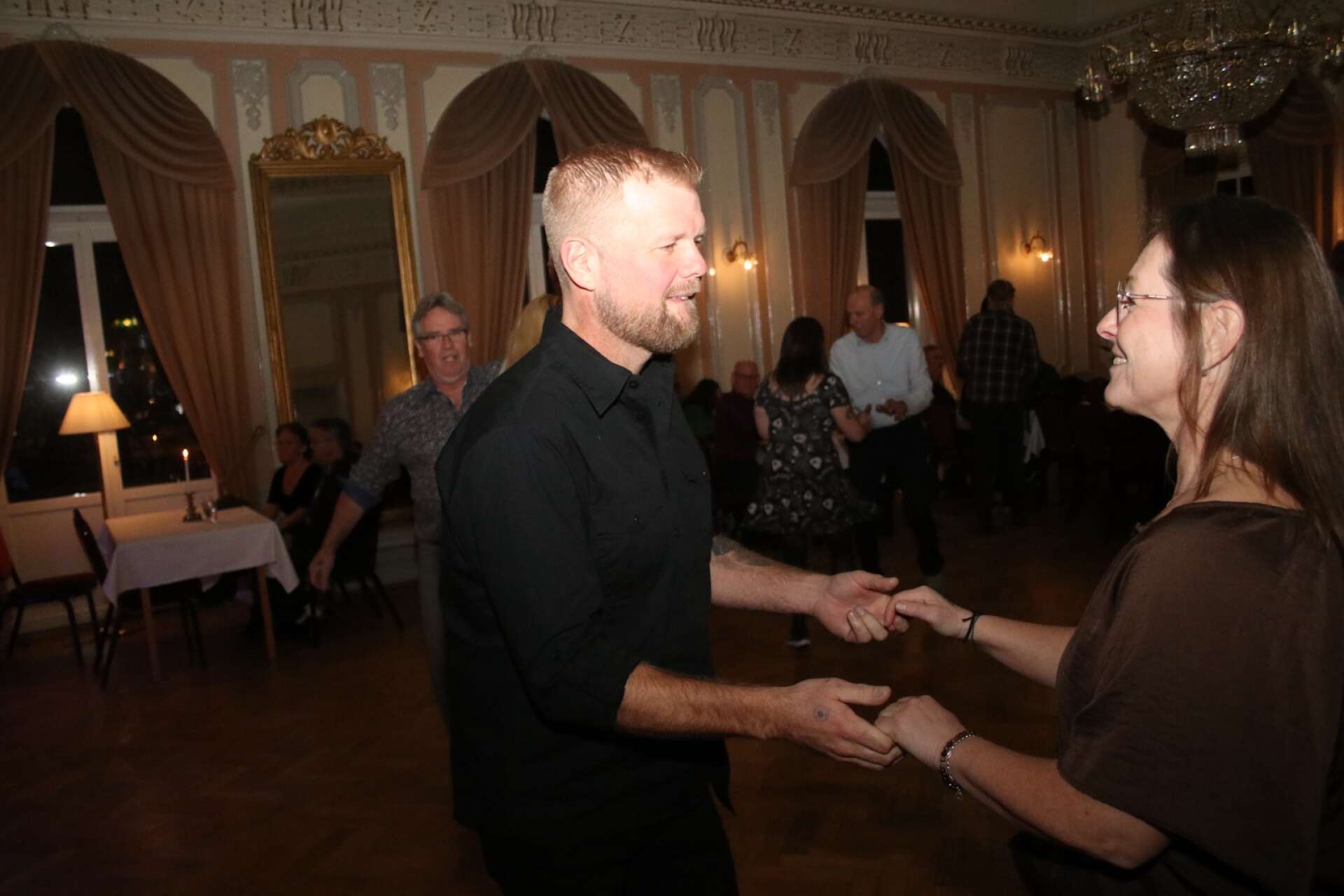 Henrik Lindskog och Åsa Pettersson gick danskurser på dagen och dansade till orkester på kvällen. Så kan en lördag i Åmål se ut, för ett par från Hedekas i Bohuslän.