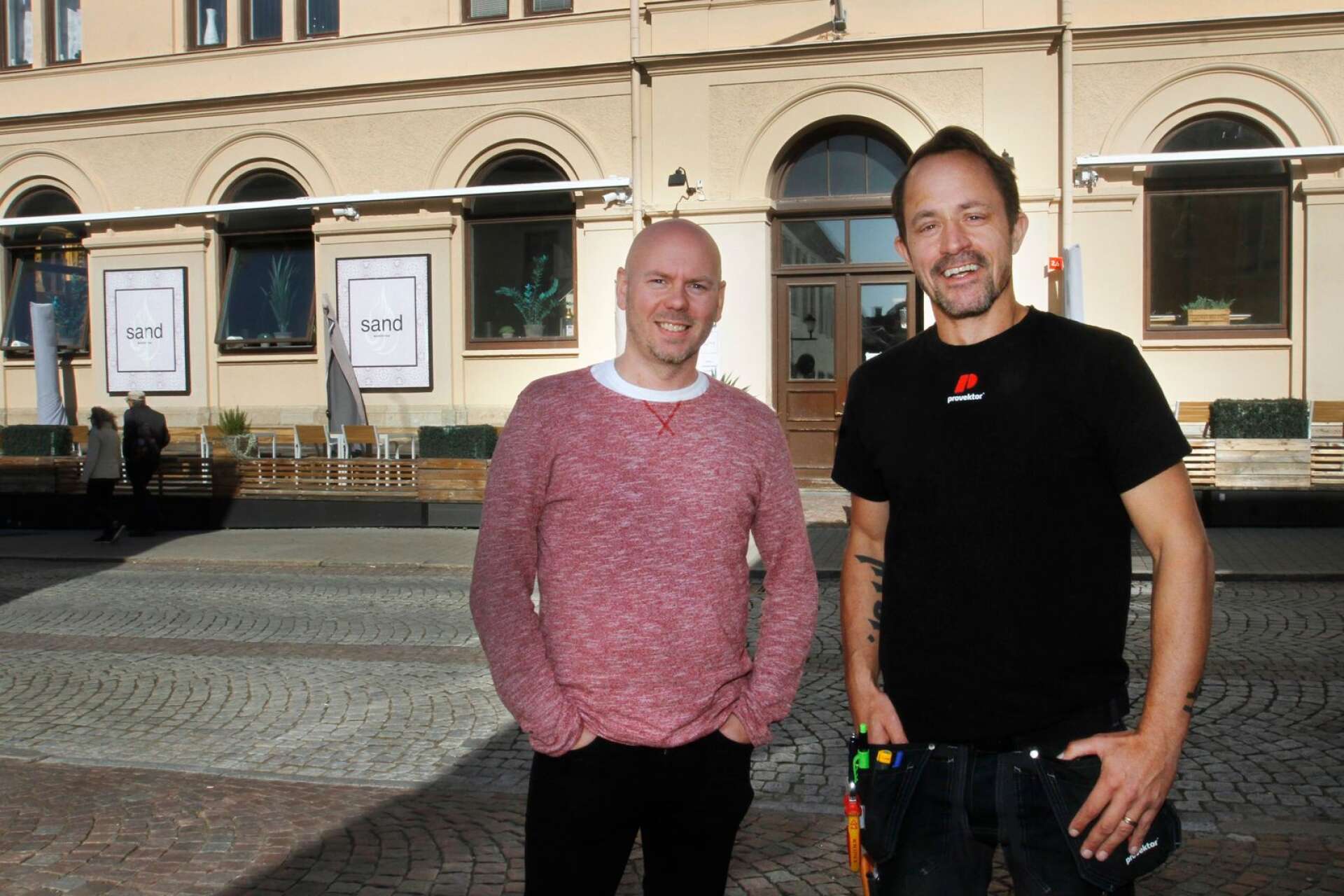 Svågrarna Richard Jakobsson och Christoffer Lundström utgör duon som står för musikquiz på Sand Mariestad.