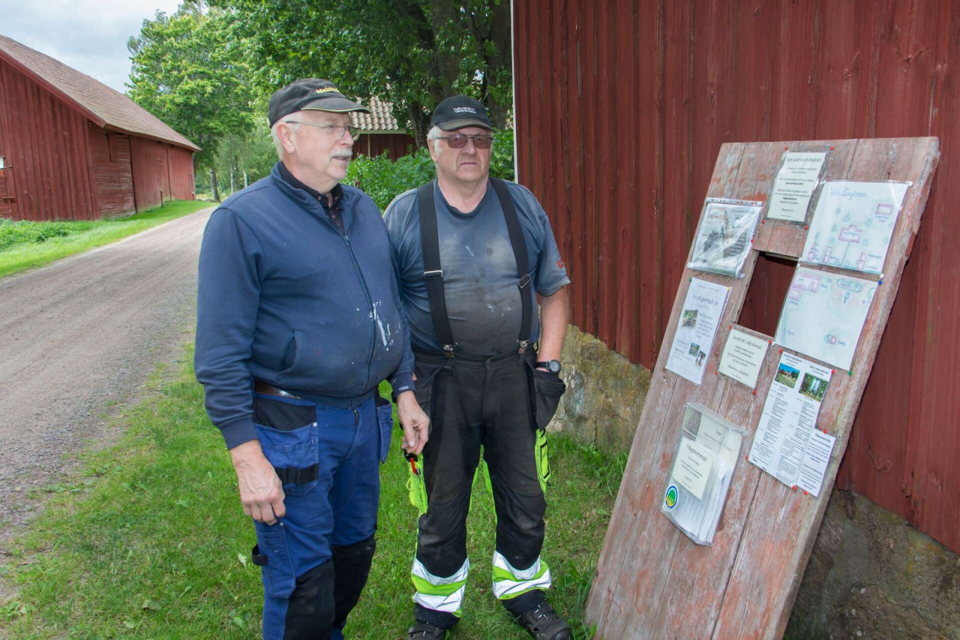 Sigvard Hjalmarsson (till vänster) ansvarar för veterandagen på Vallby Sörgården. På bilden är även Morgan Gustavsson med.